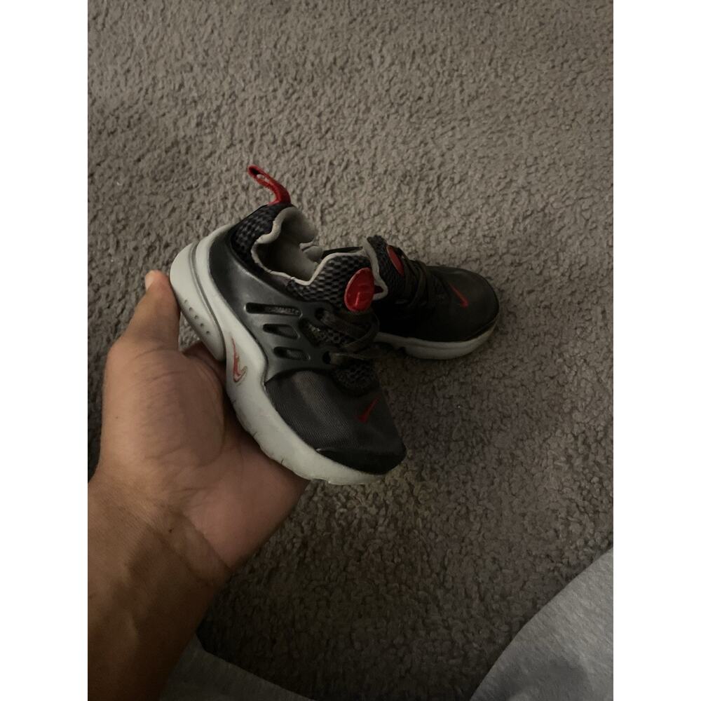 Size 7c- NIKE LITTLE PRESTO SNEAKERS TODDLER RED GREY
